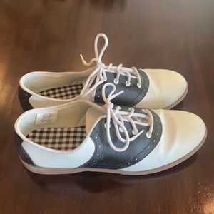 Traditional saddle oxford shoe. Size 8.5